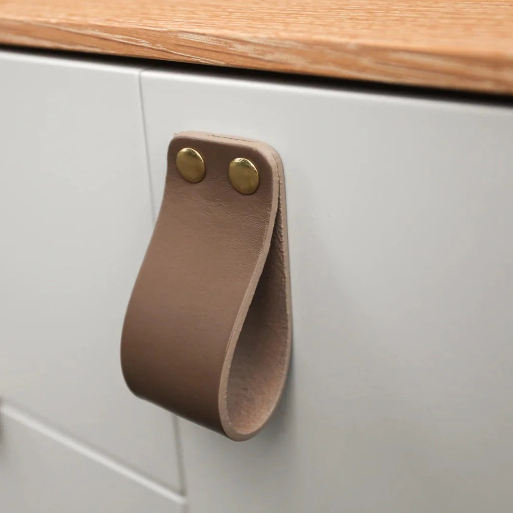 LP01 Smooth Leather Loop Pull